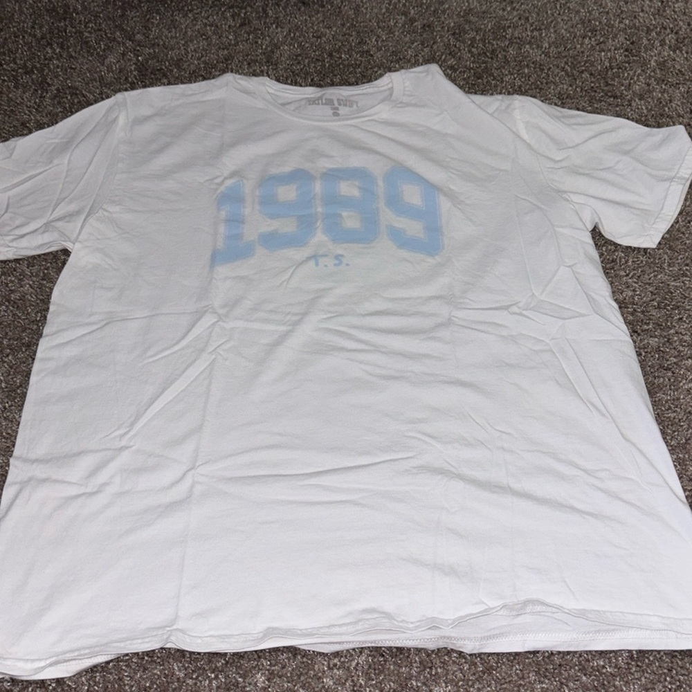 Taylor Swift store merch 1989 t shirt